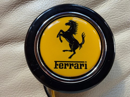 Hupenknopf ferrari gelb - ferrari, momo